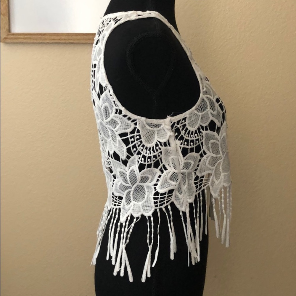 Detailed Cropped Top - Picture 2 of 3